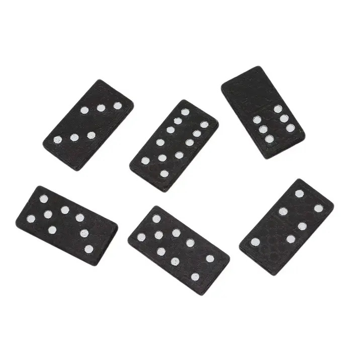 Boîte en bois de dominos noirs
