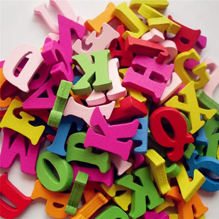 Lettres décoratives en bois colorées pour décoration d'intérieur personnalisée et design disponible en 6 nuances élégantes pour salon chambre et bureau
