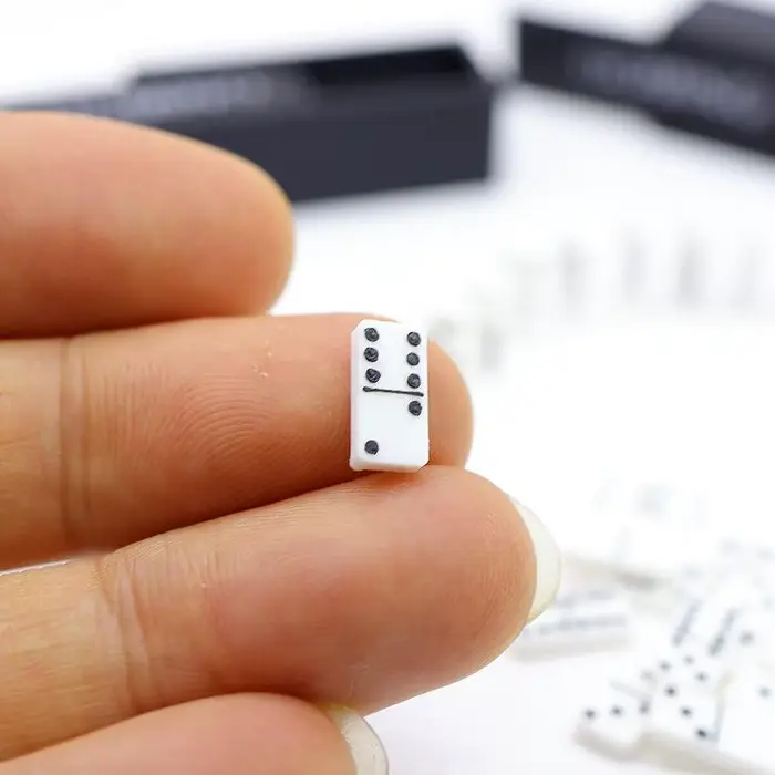 Offre Spéciale : 1 Ensemble d'Accessoires pour Maison de Poupée 1/12, Modèle Miniature de Dominos, Jouet Éducatif pour l'Apprentissage, Jeu de Société de Dominos à Points