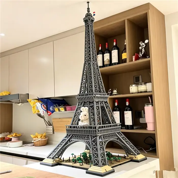 En stock : Blocs de construction Tour Eiffel, modèle d'architecture emblématique de Paris, grande ta