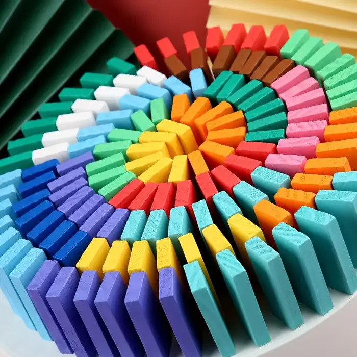 Domino en bois couleur tri arc-en-ciel