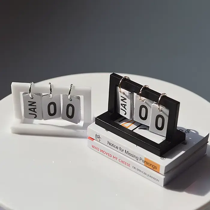 Calendrier miniature pour maison de poupée 1:12