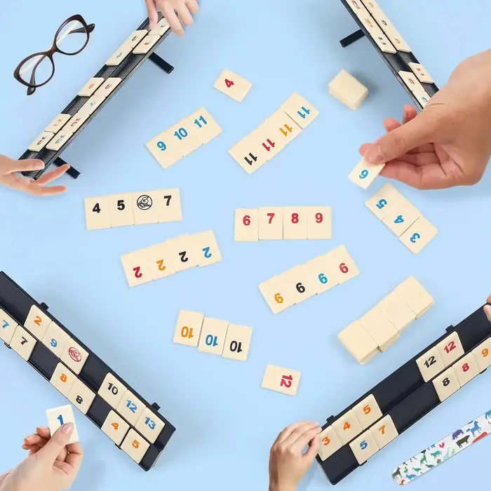Ensemble de jeu Rummy Cube avec 106 pièces et étui portable pour jouer en famille et entre amis lors de rassemblements et voyages
