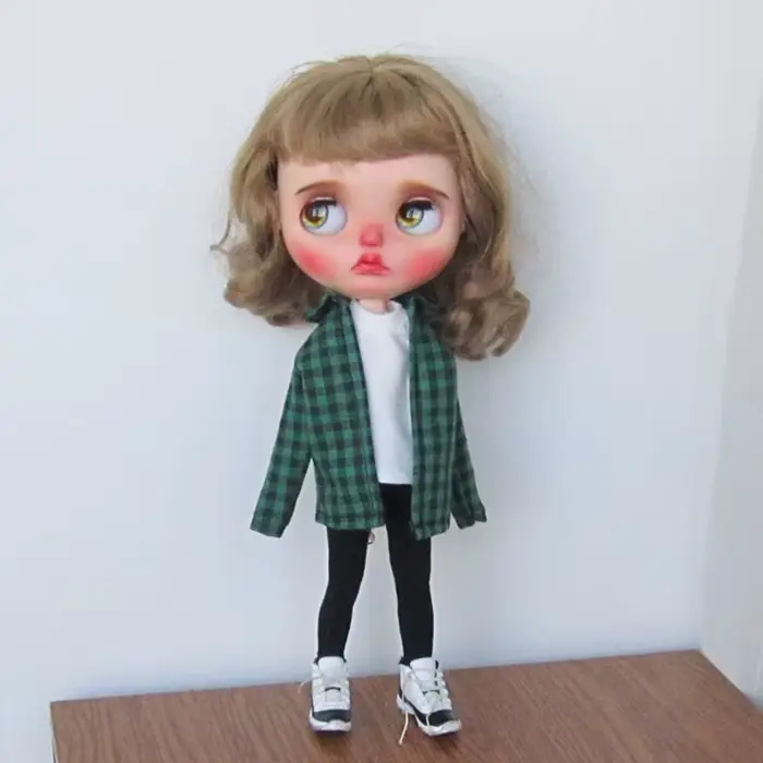 Nouveauté Vêtements Blyth Chemise verte faite à la main et T-shirt blanc pour poupées Blyth OB24 Azo