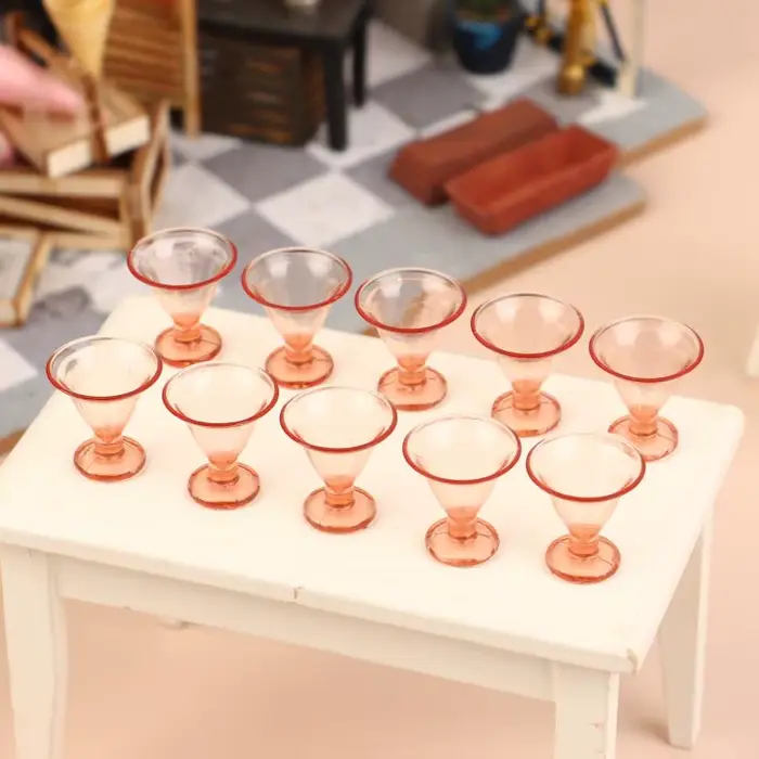 Accessoire maison de poupée mini verre de champagne en tissu blanc échelle 1/12 pour collectionneurs et décoration intérieure réaliste